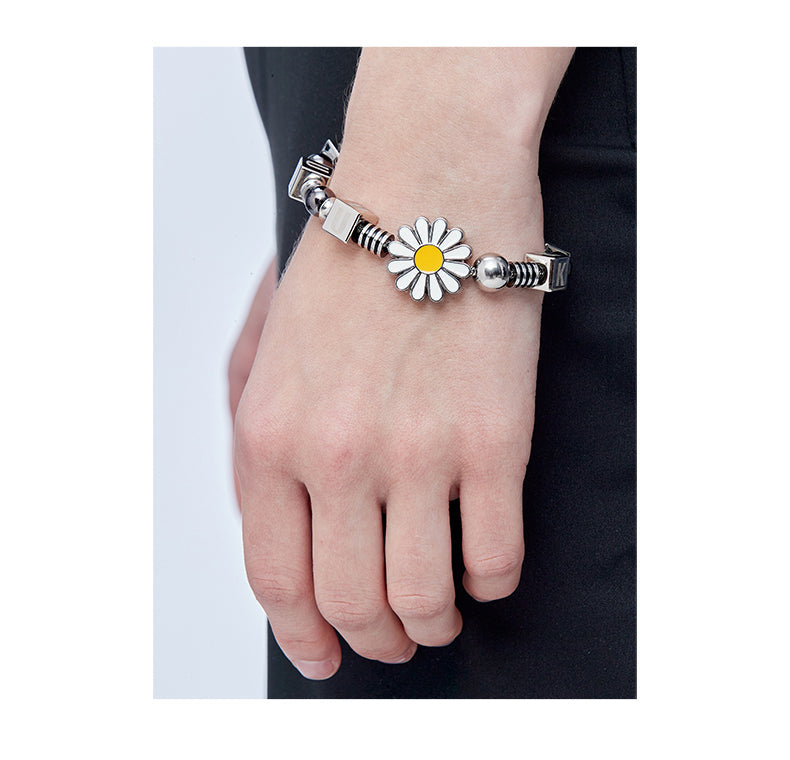 GUUKA Daisy Charm Beaded Bracelet