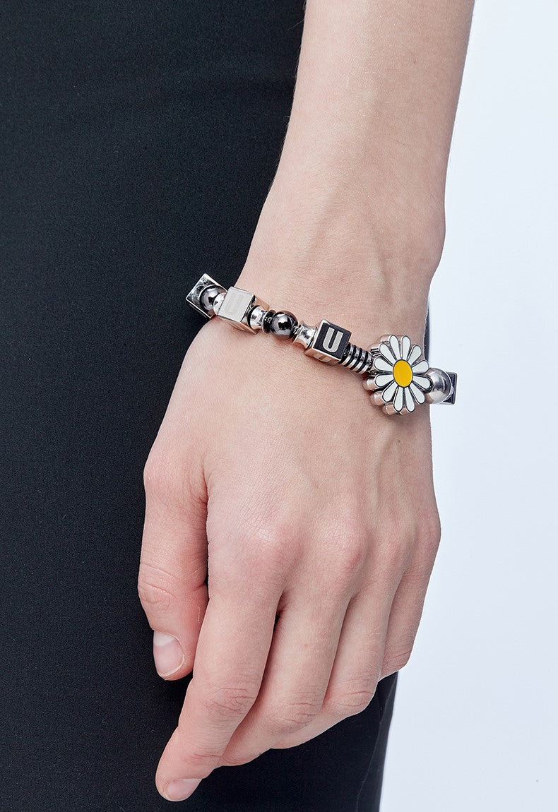 GUUKA Daisy Charm Beaded Bracelet