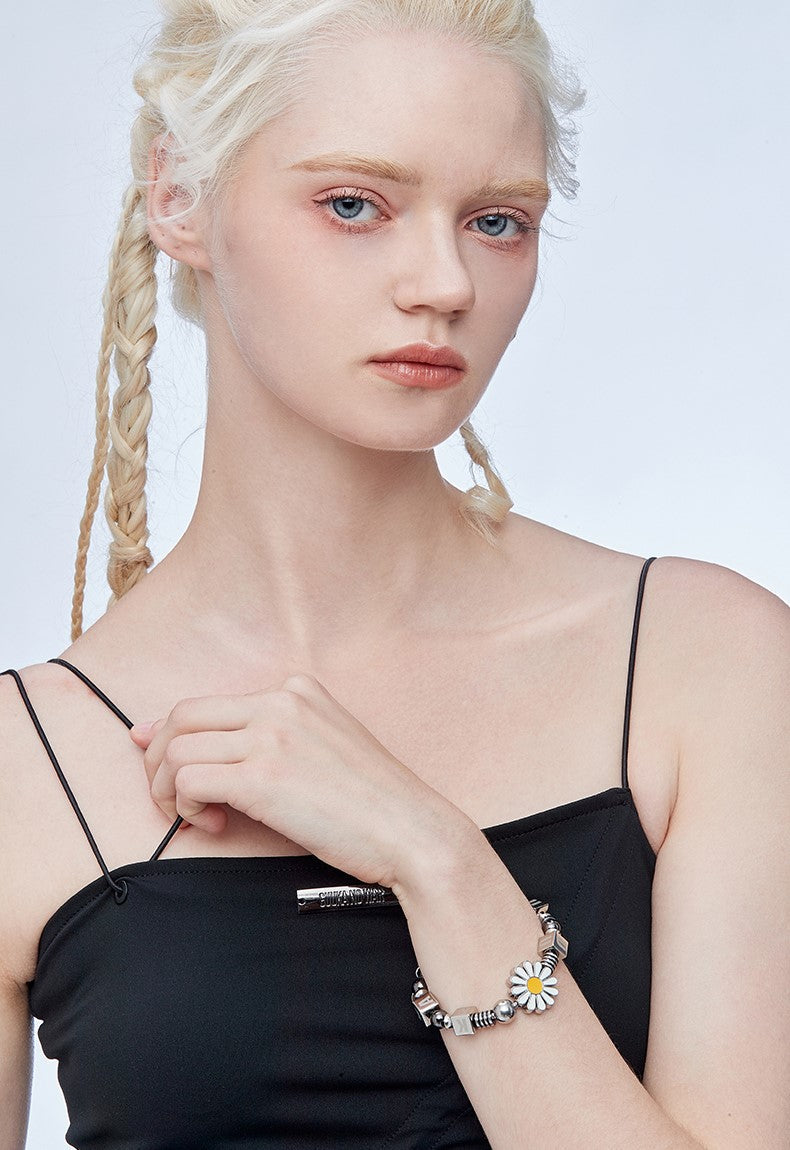 GUUKA Daisy Charm Beaded Bracelet