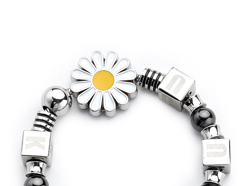 GUUKA Daisy Charm Beaded Bracelet