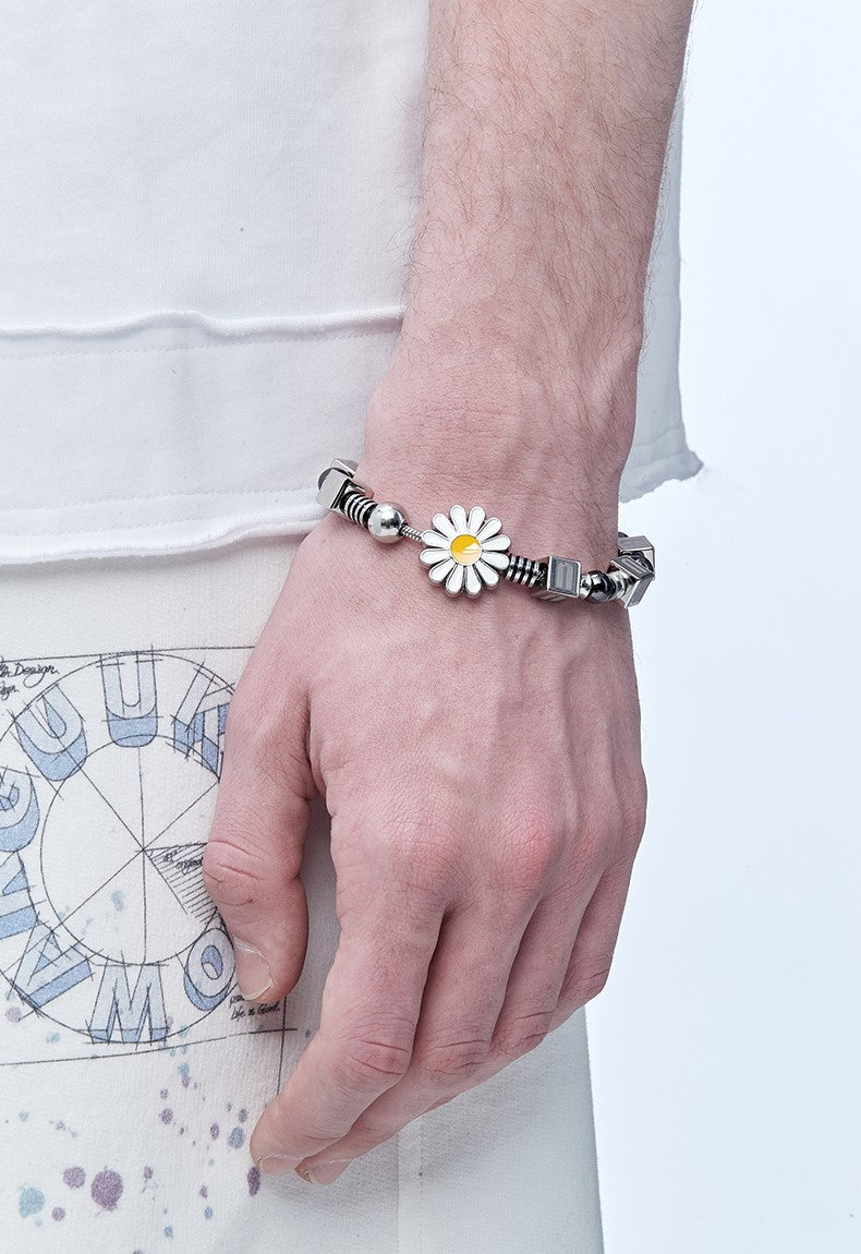 GUUKA Daisy Charm Beaded Bracelet