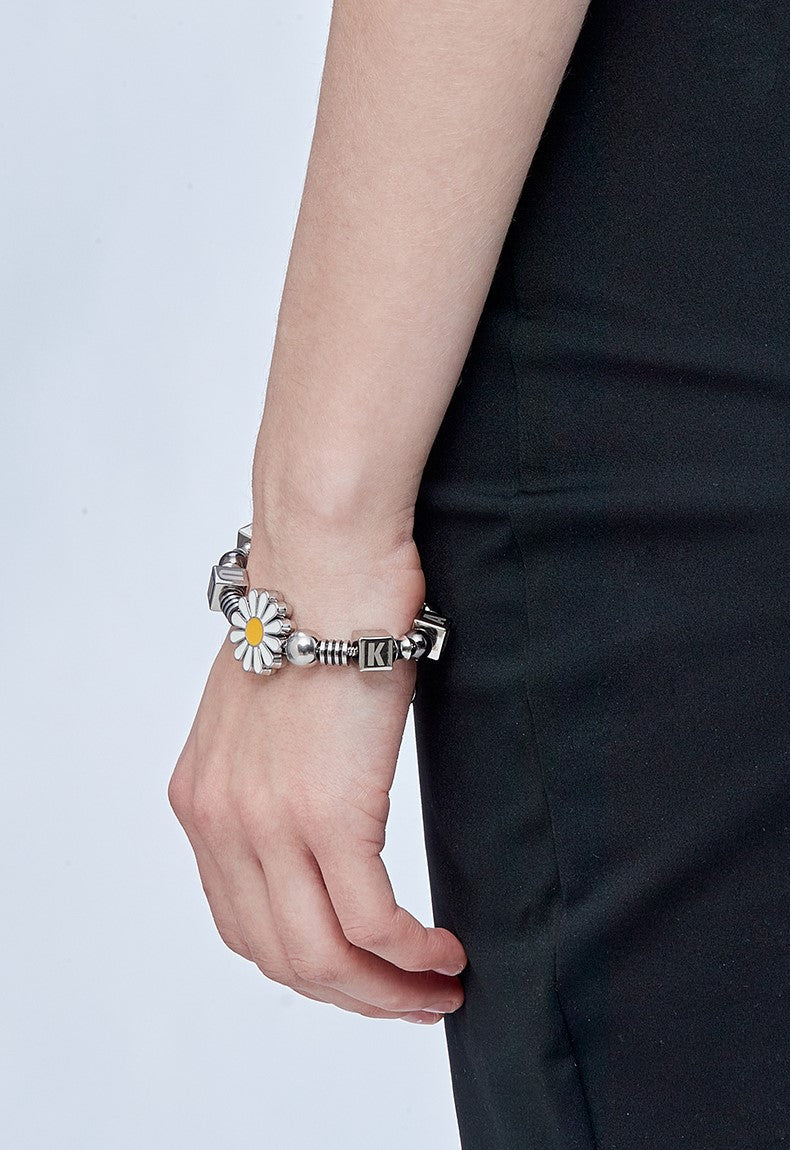 GUUKA Daisy Charm Beaded Bracelet