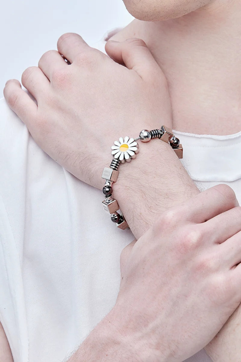 GUUKA Daisy Charm Beaded Bracelet